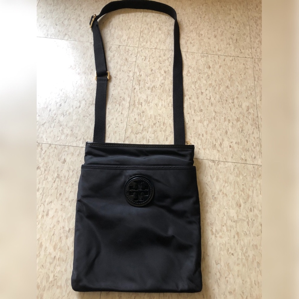 Tory Burch tilda nylon swing pack cross body!